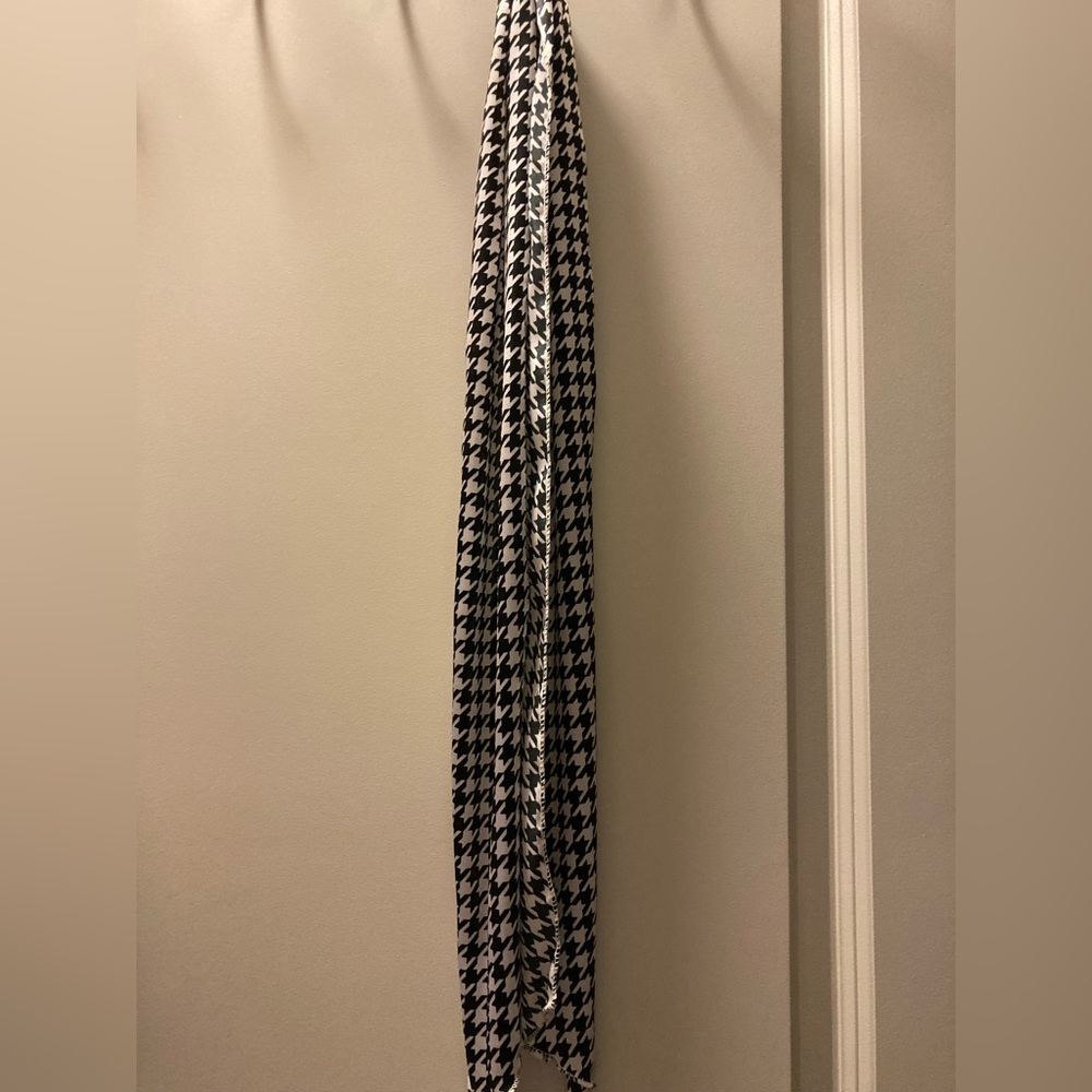 Black and white houndstooth plaid scarf, long and very sharp looking
